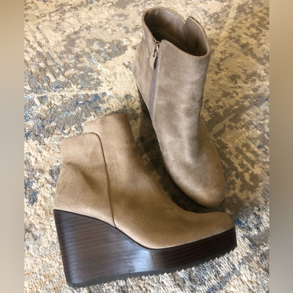 Suede beige booties size 7.5 - Picture 1 of 3